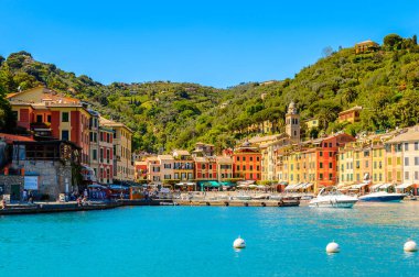 Portofino, İtalya - 4 Mayıs 2016: Portofino, İtalyan balıkçı köyü, Cenova eyaleti, İtalya. Ünlü ve sanatsal ziyaretçiler ile bir tatil beldesi.