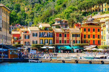 Portofino, İtalya - 4 Mayıs 2016: İtalyan balıkçı köyü Portofino'daki restoranlar, Cenova eyaleti, İtalya. Pitoresk bir liman ve ünlü ve sanatsal ziyaretçiler ile bir tatil beldesi.