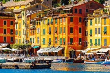 Portofino, İtalya - 4 Mayıs 2016: İtalyan balıkçı köyü Portofino'daki restoranlar, Cenova eyaleti, İtalya. Pitoresk bir liman ve ünlü ve sanatsal ziyaretçiler ile bir tatil beldesi.