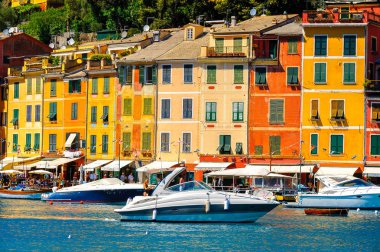 Portofino, İtalya - 4 Mayıs 2016: İtalyan balıkçı köyü Portofino'daki restoranlar, Cenova eyaleti, İtalya. Pitoresk bir liman ve ünlü ve sanatsal ziyaretçiler ile bir tatil beldesi.
