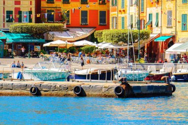 Portofino, İtalya - 4 Mayıs 2016: İtalyan balıkçı köyü Portofino'daki restoranlar, Cenova eyaleti, İtalya. Pitoresk bir liman ve ünlü ve sanatsal ziyaretçiler ile bir tatil beldesi.