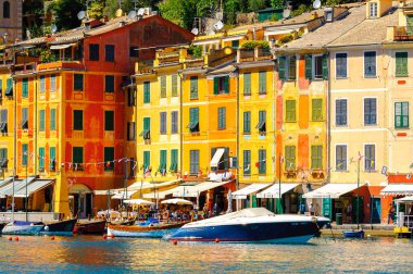 Portofino, İtalya - 4 Mayıs 2016: İtalyan balıkçı köyü Portofino'daki restoranlar, Cenova eyaleti, İtalya. Pitoresk bir liman ve ünlü ve sanatsal ziyaretçiler ile bir tatil beldesi.