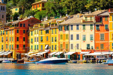 Portofino, İtalya - 4 Mayıs 2016: İtalyan balıkçı köyü Portofino'daki restoranlar, Cenova eyaleti, İtalya. Pitoresk bir liman ve ünlü ve sanatsal ziyaretçiler ile bir tatil beldesi.