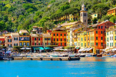 Portofino, İtalya - 4 Mayıs 2016: İtalyan balıkçı köyü Portofino'daki restoranlar, Cenova eyaleti, İtalya. Pitoresk bir liman ve ünlü ve sanatsal ziyaretçiler ile bir tatil beldesi.