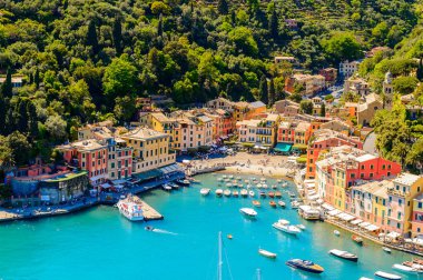 Portofino, İtalya - 4 Mayıs 2016: İtalyan balıkçı köyü Portofino'nun havadan görünümü, Cenova eyaleti, İtalya. Ünlü ve sanatsal ziyaretçiler ile bir tatil beldesi.