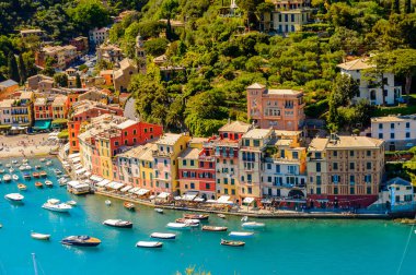 Portofino, İtalya - 4 Mayıs 2016: İtalyan balıkçı köyü Portofino'nun havadan görünümü, Cenova eyaleti, İtalya. Ünlü ve sanatsal ziyaretçiler ile bir tatil beldesi.