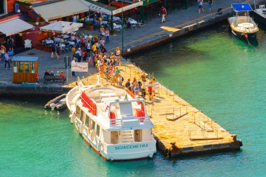 Portofino, İtalya - 4 Mayıs 2016: Feribot Portofino limanında, bir İtalyan balıkçı köyü, Cenova eyaleti, İtalya. Pitoresk bir liman ve ünlü ve sanatsal ziyaretçiler ile bir tatil beldesi.