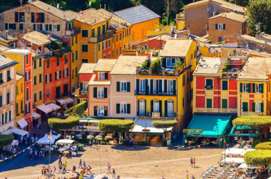 Portofino, İtalya - 4 Mayıs 2016: İtalyan balıkçı köyü Portofino'nun havadan panoraması, Cenova eyaleti, İtalya. Pitoresk bir liman ve ünlü ve sanatsal ziyaretçiler ile bir tatil beldesi.