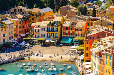 Portofino, İtalya - 4 Mayıs 2016: İtalyan balıkçı köyü Portofino'nun havadan panoraması, Cenova eyaleti, İtalya. Pitoresk bir liman ve ünlü ve sanatsal ziyaretçiler ile bir tatil beldesi.