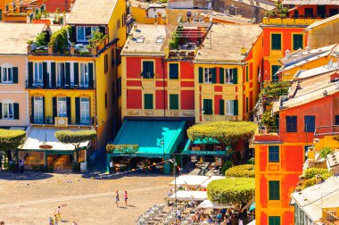 Portofino, İtalya - 4 Mayıs 2016: İtalyan balıkçı köyü Portofino'nun havadan panoraması, Cenova eyaleti, İtalya. Pitoresk bir liman ve ünlü ve sanatsal ziyaretçiler ile bir tatil beldesi.