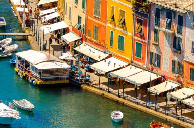 Portofino, İtalya - 4 Mayıs 2016: İtalyan balıkçı köyü Portofino'nun havadan panoraması, Cenova eyaleti, İtalya. Pitoresk bir liman ve ünlü ve sanatsal ziyaretçiler ile bir tatil beldesi.