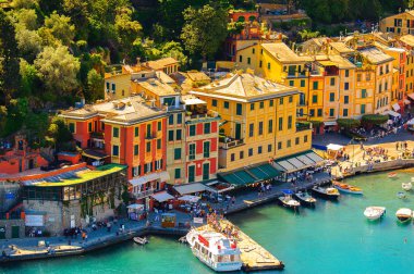 Portofino, İtalya - 4 Mayıs 2016: İtalyan balıkçı köyü Portofino'nun havadan panoraması, Cenova eyaleti, İtalya. Pitoresk bir liman ve ünlü ve sanatsal ziyaretçiler ile bir tatil beldesi.
