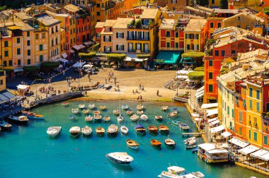 Portofino, İtalya - 4 Mayıs 2016: İtalyan balıkçı köyü Portofino'nun havadan panoraması, Cenova eyaleti, İtalya. Pitoresk bir liman ve ünlü ve sanatsal ziyaretçiler ile bir tatil beldesi.