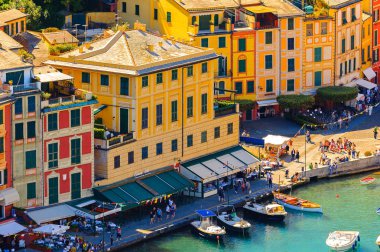 Portofino, İtalya - 4 Mayıs 2016: İtalyan balıkçı köyü Portofino'nun havadan panoraması, Cenova eyaleti, İtalya. Pitoresk bir liman ve ünlü ve sanatsal ziyaretçiler ile bir tatil beldesi.