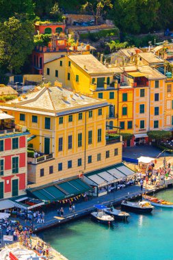 Portofino, İtalya - 4 Mayıs 2016: İtalyan balıkçı köyü Portofino'nun havadan panoraması, Cenova eyaleti, İtalya. Pitoresk bir liman ve ünlü ve sanatsal ziyaretçiler ile bir tatil beldesi.