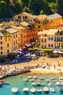 Portofino, İtalya - 4 Mayıs 2016: İtalyan balıkçı köyü Portofino'nun havadan panoraması, Cenova eyaleti, İtalya. Pitoresk bir liman ve ünlü ve sanatsal ziyaretçiler ile bir tatil beldesi.