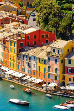 Portofino, İtalya - 4 Mayıs 2016: İtalyan balıkçı köyü Portofino'nun havadan panoraması, Cenova eyaleti, İtalya. Pitoresk bir liman ve ünlü ve sanatsal ziyaretçiler ile bir tatil beldesi.
