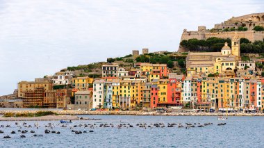 Porto Venere, İtalya - 5 Mayıs 2016: Porto Venere,İtalya'nın güzel manzarası. Porto Venere ve Cinque Terre köyleri Unesco Dünya Mirası.
