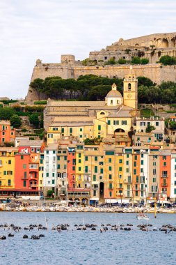 Porto Venere, İtalya - 5 Mayıs 2016: Porto Venere, İtalya' nın mimarisi. Porto Venere ve Cinque Terre köyleri Unesco Dünya Mirası.