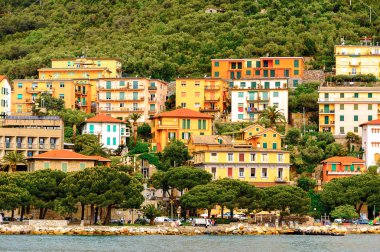 Porto Venere, İtalya - 5 Mayıs 2016: Porto Venere, İtalya' nın mimarisi. Porto Venere ve Cinque Terre köyleri Unesco Dünya Mirası.