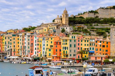 Porto Venere, İtalya - 5 Mayıs 2016: Porto Venere, İtalya'nın güzel manzarası. P Venere ve Cinque Terre köyleri Unesco Dünya Mirası.