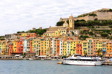 Porto Venere, İtalya - 5 Mayıs 2016: Porto Venere, İtalya'nın renkli evleri. Porto Venere ve Cinque Terre köyleri Unesco Dünya Mirası.