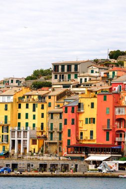Porto Venere, İtalya - 5 Mayıs 2016: Porto Venere, İtalya'nın renkli evleri. Porto Venere ve Cinque Terre köyleri Unesco Dünya Mirası.