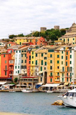 Porto Venere, İtalya - 5 Mayıs 2016: Porto Venere, İtalya'nın renkli evleri. Porto Venere ve Cinque Terre köyleri Unesco Dünya Mirası.