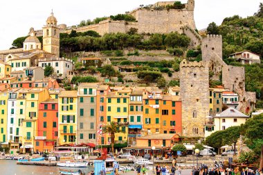 Porto Venere, İtalya - 5 Mayıs 2016: Porto Venere, İtalya' nın mimarisi. Porto Venere ve Cinque Terre köyleri Unesco Dünya Mirası.
