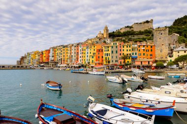 Porto Venere, İtalya - 5 Mayıs 2016: Porto Venere, İtalya'nın güzel manzarası. P Venere ve Cinque Terre köyleri Unesco Dünya Mirası.
