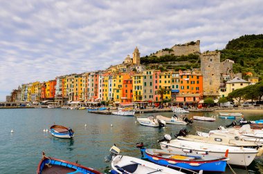 Porto Venere, İtalya - 5 Mayıs 2016: Porto Venere, İtalya'nın güzel manzarası. P Venere ve Cinque Terre köyleri Unesco Dünya Mirası.