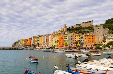 Porto Venere, İtalya - 5 Mayıs 2016: Porto Venere, İtalya'nın güzel manzarası. P Venere ve Cinque Terre köyleri Unesco Dünya Mirası.