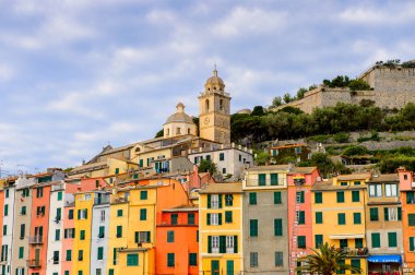 Porto Venere, İtalya - 5 Mayıs 2016: Porto Venere, İtalya'nın güzel manzarası. P Venere ve Cinque Terre köyleri Unesco Dünya Mirası.