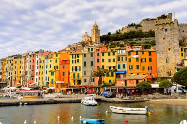 Porto Venere, İtalya - 5 Mayıs 2016: Porto Venere, İtalya'nın güzel manzarası. P Venere ve Cinque Terre köyleri Unesco Dünya Mirası.