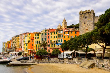 Porto Venere, İtalya - 5 Mayıs 2016: Porto Venere, İtalya'nın güzel manzarası. P Venere ve Cinque Terre köyleri Unesco Dünya Mirası.