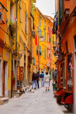 Porto Venere, İtalya - 5 Mayıs 2016: Porto Venere ana caddesi, İtalya. P Venere ve Cinque Terre köyleri Unesco Dünya Mirası.