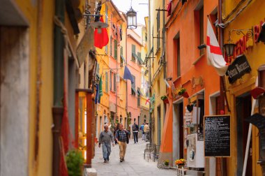 Porto Venere, İtalya - 5 Mayıs 2016: Porto Venere ana caddesi, İtalya. P Venere ve Cinque Terre köyleri Unesco Dünya Mirası.