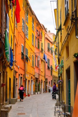 Porto Venere, İtalya - 5 Mayıs 2016: Porto Venere ana caddesi, İtalya. P Venere ve Cinque Terre köyleri Unesco Dünya Mirası.