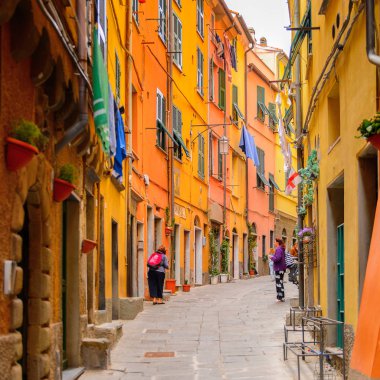 Porto Venere, İtalya - 5 Mayıs 2016: Porto Venere ana caddesi, İtalya. P Venere ve Cinque Terre köyleri Unesco Dünya Mirası.