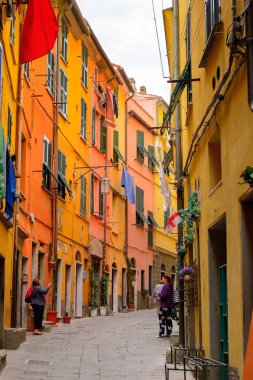 Porto Venere, İtalya - 5 Mayıs 2016: Porto Venere ana caddesi, İtalya. P Venere ve Cinque Terre köyleri Unesco Dünya Mirası.