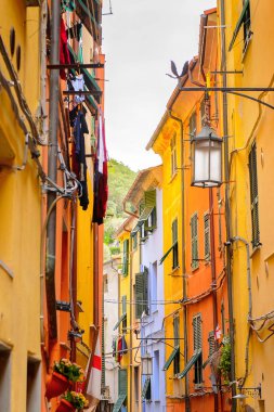 Porto Venere, İtalya - 5 Mayıs 2016: Porto Venere ana caddesi, İtalya. P Venere ve Cinque Terre köyleri Unesco Dünya Mirası.