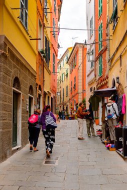 Porto Venere, İtalya - 5 Mayıs 2016: Porto Venere ana caddesi, İtalya. P Venere ve Cinque Terre köyleri Unesco Dünya Mirası.
