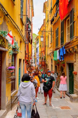 Porto Venere, İtalya - 5 Mayıs 2016: Porto Venere ana caddesi, İtalya. P Venere ve Cinque Terre köyleri Unesco Dünya Mirası.