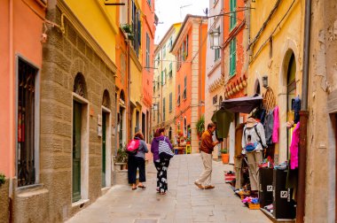 Porto Venere, İtalya - 5 Mayıs 2016: Porto Venere ana caddesi, İtalya. P Venere ve Cinque Terre köyleri Unesco Dünya Mirası.