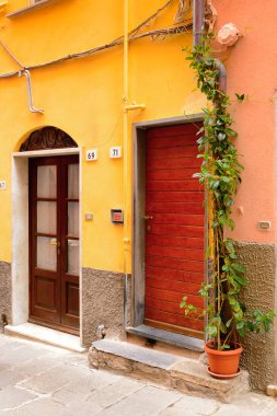Porto Venere, İtalya - 5 Mayıs 2016: Porto Venere ana caddesi, İtalya. P Venere ve Cinque Terre köyleri Unesco Dünya Mirası.