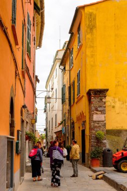 Porto Venere, İtalya - 5 Mayıs 2016: Porto Venere ana caddesi, İtalya. P Venere ve Cinque Terre köyleri Unesco Dünya Mirası.