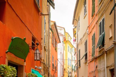 Porto Venere, İtalya - 5 Mayıs 2016: Porto Venere ana caddesi, İtalya. P Venere ve Cinque Terre köyleri Unesco Dünya Mirası.