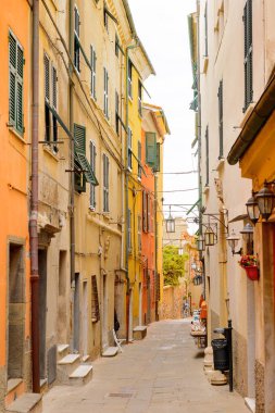 Porto Venere, İtalya - 5 Mayıs 2016: Porto Venere ana caddesi, İtalya. P Venere ve Cinque Terre köyleri Unesco Dünya Mirası.