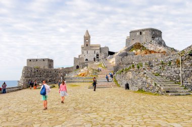 Porto Venere, İtalya - 5 Mayıs 2016: Porto Venere'deki St. Peter Kilisesi, İtalya. P Venere ve Cinque Terre köyleri Unesco Dünya Mirası.