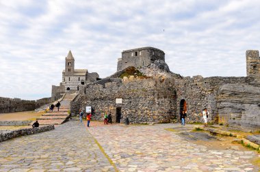 Porto Venere, İtalya - 5 Mayıs 2016: Porto Venere'deki St. Peter Kilisesi, İtalya. P Venere ve Cinque Terre köyleri Unesco Dünya Mirası.